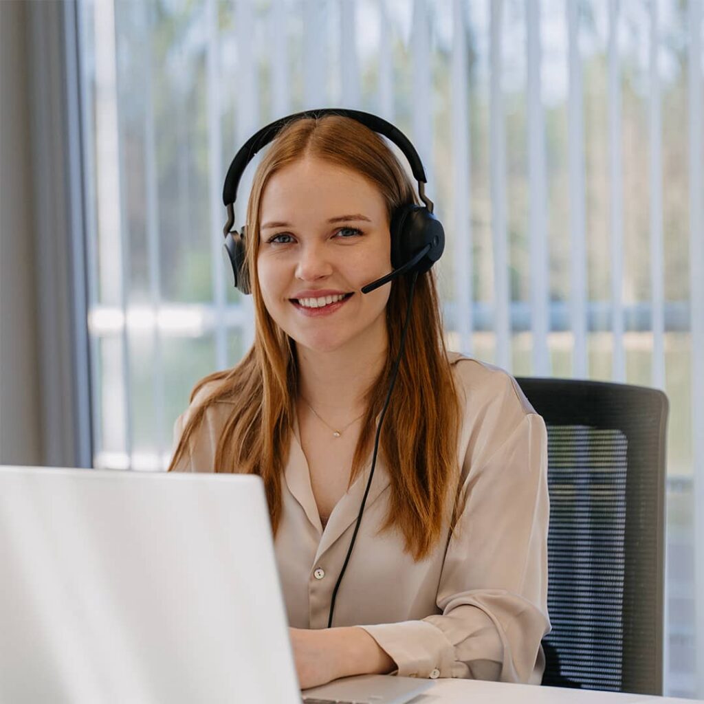 Rentres rentmeester offerte met Kimberly Royens aan de telefoon met een vastgoedeigenaar