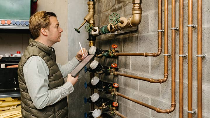 Rentres rentmeester met Yannick Van Oevelen die meterstanden opneemt in een opbrengsteigendom
